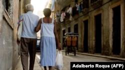 Ancianos caminan del brazo por una calle de La Habana. (Adalberto Roque/AFP/Archivo)