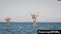 Torres de redes de pesca en el Estrecho de Kerch, abril de 2019.