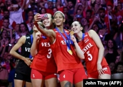 Mellisa Vargas celebra con sus compañeras del equipo turco la victoria frente a Serbia en la final del EuroVolley 2023, en Bruselas, el 3 de septiembre. (John Thys/AFP)