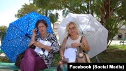 Las intelectuales Alina Bárbara López Hernandez y Jenny Pantoja (Facebook).