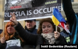 Manifestación a favor del expresidente georgiano encarcelado Mikheil Saakashvili y contra el gobierno ruso, en febrero de 2023. ( REUTERS/Irakli Gedenidze)