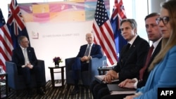 Cumbre del G7. El secretario de Estado de los EE. UU., Antony Blinken (3.° a la derecha), y el asesor de seguridad nacional de los EE. UU., Jake Sullivan (2.° a la derecha), asisten a una reunión bilateral con el presidente de los EE. 2023. (Foto de Brendan SMIALOWSKI / AFP).