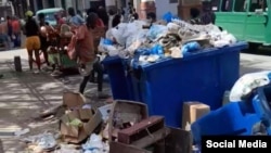 Cubanos escarban en basureros en La Habana. Foto: captura de pantalla de video de Silverio Portal, publicado en Facebook. 