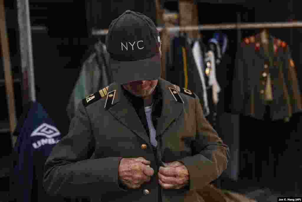 Un vendedor se viste con una chaqueta del ejército soviético en el mercadillo de Pochaina, en Kyiv, Ucrania, el 9 de julio de 2023. 