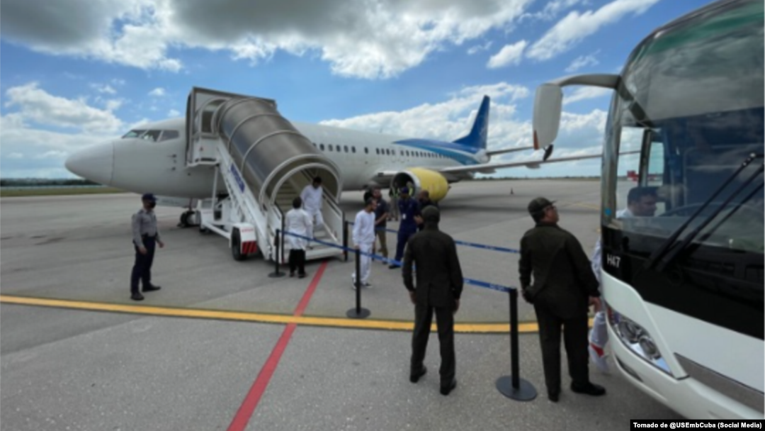 Llegada de cubanos en el séptimo vuelo de deportación desde EEUU a Cuba.