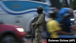 Un soldado vigila el tráfico el 20 de julio de 2023 en el Puente Unidad Nacional que conecta la localidad de Durán con Guayaquil, Ecuador. (AP Foto/Dolores Ochoa, Archivo)