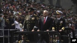 De izquierda a derecha, el comandante Luis Cresencio Sandoval; el presidente de México, Andrés Manuel López Obrador y el almirante Rafael Ojeda Durán, secretario de Marina, revisan las tropas antes del inicio del desfile anual del Día de la Independencia.