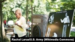 Ceremonia en homenajea a Joe Louis "The Brown Bomber" en el Cementerio Nacional de Arlington. (U.S. Army photo by Rachel Larue/Arlington National Cemetery)