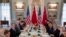 El secretario de Estado, Antony Blinken, y el ministro de Relaciones Exteriores de China, Wang Yi, celebran una reunión bilateral en el Departamento de Estado en Washington, el viernes 27 de octubre de 2023.  (AP Photo/Jose Luis Magana).