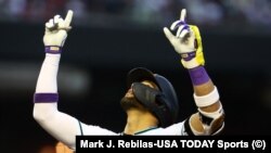 Lourdes Gurriel Jr. celebra un hit contra los Rangers de Texas. (Mark J. Rebilas-USA TODAY Sports)