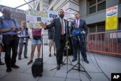 Abogados de Enrique Tarrio hablan con los medios de comunicación a su salida del tribunal federal, el martes 5 de septiembre de 2023, en Washington D.C.