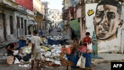 Cubanos registran un enorme basurero en la capital cubana. La acumulación de desechos es uno de los principales problemas que aquejan a la urbe.