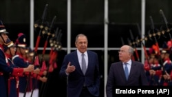 El canciller ruso Sergey Lavrov (izq.) es recibido por su homólogo brasileño Mauro Vieira, en Brasilia, el lunes 17 de abril. (AP/Eraldo Peres)