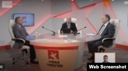 El ministro de Economía y Planificación, Alejandro Gil y el ministro de Finanzas y Precios, Vladimir Regueiro, comparecieron el 27 de diciembre de 2023 en la Mesa Redonda.