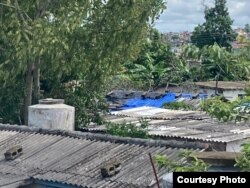 Daños en las cubiertas de casas en la ciudad del Pinar del Río causadas por tormentas anteriores, y que aún esperan por una solución.