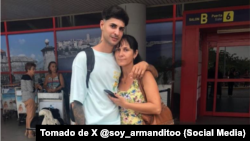 Armando Sardiñas junto a su hermana en el Aeropuerto Internacional José Martí de La Habana. 
