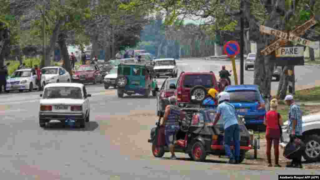 Personas esperan por combustible en una gasolinera de La Habana el 14 de abril de 2023. (Foto de ADALBERTO ROQUE / AFP)