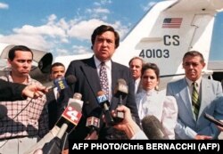 El congresista Richardson en el Aeropuerto Internacional de Miami el 10 de febrero de 1996 con tres prisioneros cubanos liberados: Luis Peralta (R) Carmen Arias (2º-R) y Eduardo Prida (L), tras negociar por dos horas con Fidel Castro.