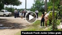 Vecinos de Isleta, en Guantánamo, protestan contra la detención violenta por la Policía de un residente del lugar. (Captura de video/Facebook Frank Junior)