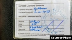 Reverso del carnet de la Capitanía del Puerto de La Habana con los datos de la embarcación. 