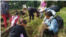 En esta fotografía de la emisora oficialista Radio Coco, un grupo de adolescentes trabajan en el campo.