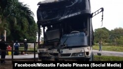 Uno de los dos ómnibus de pasajeros involucrados en el fatal accidente en la Carretera Central, cerca de Sibanicú, Camagüey. (Facebook/Miozotis Fabelo Pinares)