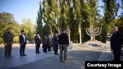 El presidente Vlodomir Zelenski rinde homenaje a las víctimas de la masacre en Babin Yar. (Cortesía www.president.gov.ua) 