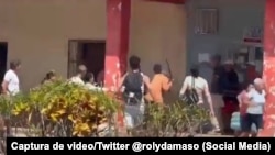 Violenta pelea en una cola para comprar salchichas, en la Isla de la Juventud. (Captura de video/Twitter @rolydamaso)