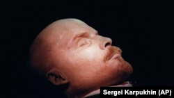 El cuerpo embalsamado de Vladimir Lenin en su mausoleo en la Plaza Roja de Moscú, el 16 de abril de 1997. (Foto AP/Sergei Karpukhin)
