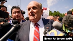 Rudy Giuliani habla a la prensa frente a la cárcel Fulton County, en Atlanta, Georgia, el 23 de agosto pasado. (AP/Brynn Anderson)