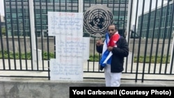 El activista cubano Yoel Carbonell, en las afueras de la sede de Naciones Unidas, en Nueva York.