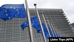 Banderas de la Unión Europea ondean frente a la sede del bloque continental, en Bruselas, Bélgica. (John Thys/AFP)