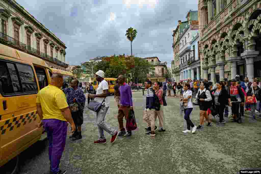 Cubanos hacen cola para trasladarse en el transporte público en La Habana, el 20 de diciembre de 2023.