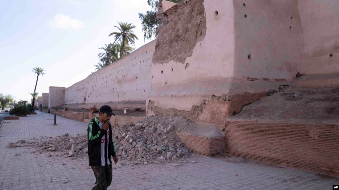 Un hombre pasa junto a un tramo dañado de la muralla de la histórica Medina de Marrakech tras un potente sismo registrado en Marruecos, el 9 de septiembre de 2023. (AP Foto/Mosa'ab Elshamy)