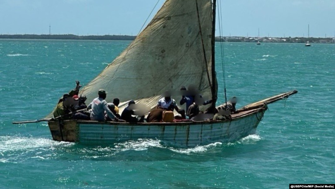 La embarcación en la que viajaban los migrantes cubanos. (Foto: @USBPChiefMIP)