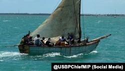La embarcación en la que viajaban los migrantes cubanos. (Foto: @USBPChiefMIP)