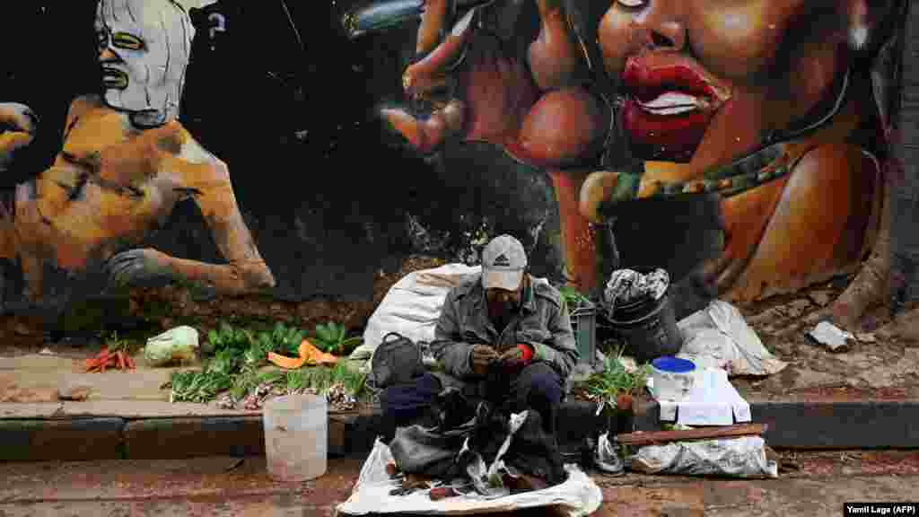 Un vendedor ambulante vende frutas y verduras en la calle de La Habana, el 20 de diciembre de 2023.
