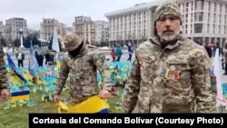 El comandante Chaparro, junto a soldados del Batallón Bolívar, rinde homenaje en la plaza Maidan, Kyiv, al primer soldado venezolano caído en Ucrania.