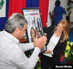 Arelys Casañola Quintana recibe un reconocimiento con el rostro de Miguel Díaz-Canel, dictador designado de Cuba.