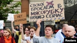 Inscripciones de carteles: “¡No a la movilización!”; “A los nuestros no les tiramos como carne de cañón ahora mismo”. Foto: Reuters. 