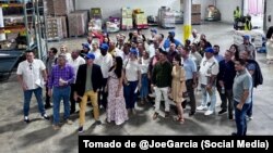 Joe García divulgó esta fotografía de la delegación de empresarios cubanos del sector privado visitando negocios en Miami.