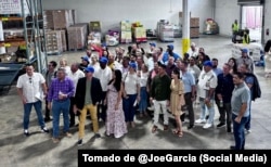 Joe García divulgó esta fotografía de una delegación de empresarios cubanos del sector privado que visitaron varios negocios en Miami en 2023.