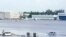 Un camión conduce por la pista inundada del Aeropuerto Internacional de Fort Lauderdale-Hollywood, el jueves 13 de abril de 2023, en Fort Lauderdale, Florida. (AP Photo/Marta Lavandier)