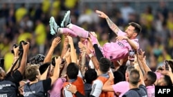 El Inter Miami celebra la victoria lanzando al aire a su héroe, Lionel Messi. (CHANDAN KHANNA / AFP)