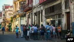 Una cola para adquirir alimentos en La Habana. (Archivo AFP)