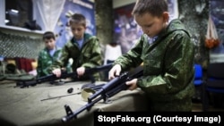 En la foto de archivo, alumnos de 10 años del Yunarmiya (el ejército de los jóvenes) de Rusia estudian rifles de asalto Kalashnikov durante un entrenamiento cerca de Ekaterimburgo, el 28 de octubre de 2016.
