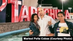 Marisol Peña Cobas junto a su hija y esposo, en Tapachula, México. (Foto: Cortesía de la entrevistada.