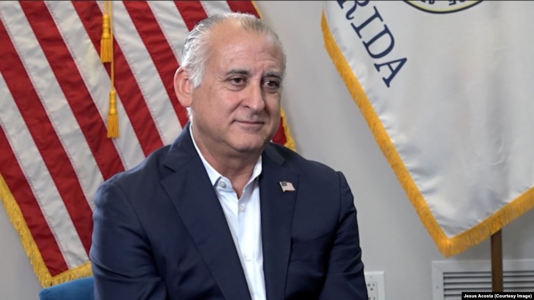 Alcalde de Hialeah Esteban Bovo. La resolución aprobada el 26 de marzo autoriza al alcalde o a la persona que éste designe "a prestar apoyo a los ciudadanos cubanos para necesidades básicas".