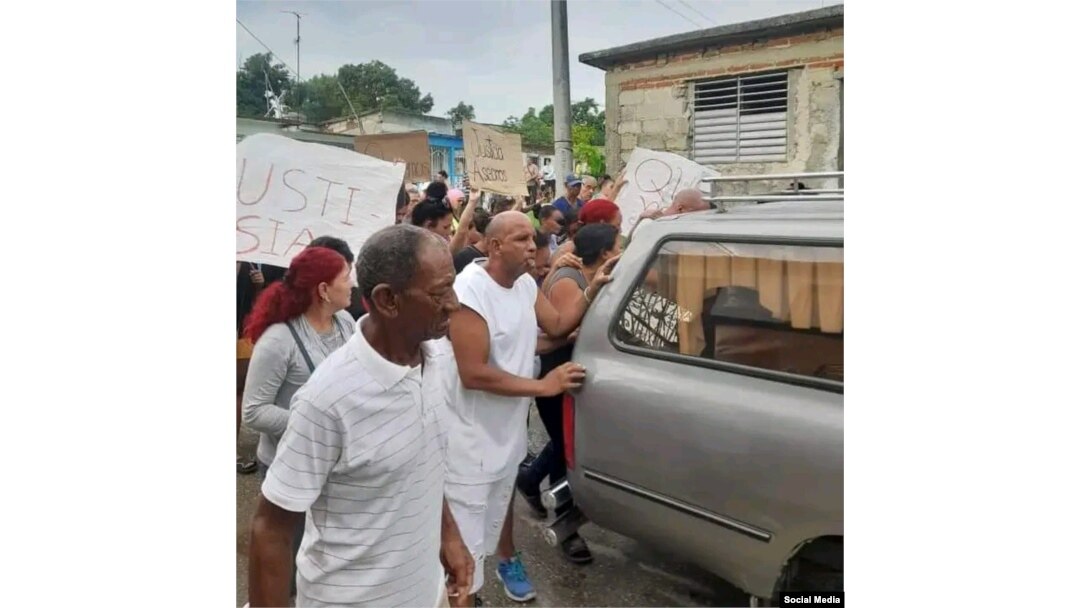 Funeral de Fran García Rojas, en Santa Clara, entre manifestantes que piden justicia.