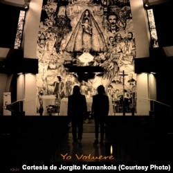 Jorgito Kamankola y Amaury Gutiérrez en la Ermita de la Caridad, en Miami, durante la filmación del tema "Yo volveré" (Cortesía de Jorgito Kamankola)
